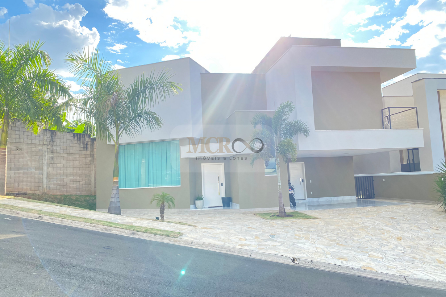 Sobrado em Condomínio com piscina - Vila do Sol Valinhos - SP