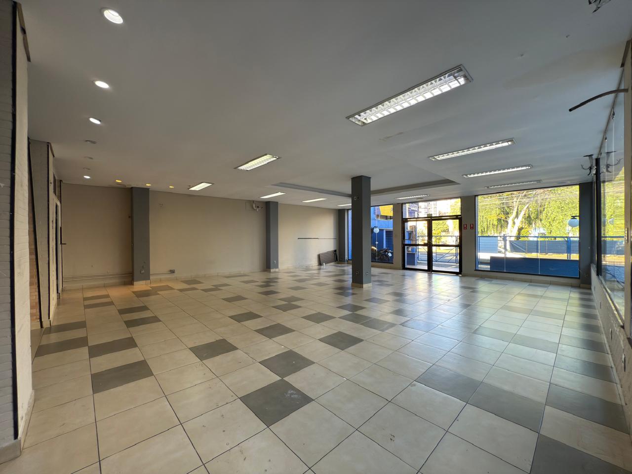 PRÉDIO COMERCIAL EM AVENIDA DE GRANDE FLUXO