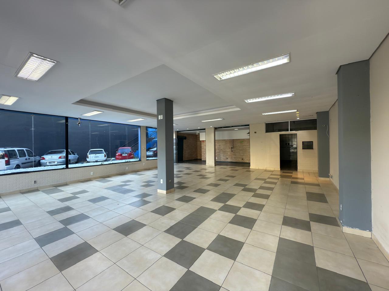PRÉDIO COMERCIAL EM AVENIDA DE GRANDE FLUXO