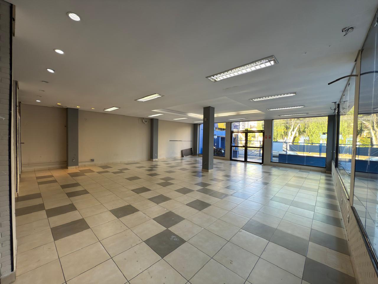 PRÉDIO COMERCIAL EM AVENIDA DE GRANDE FLUXO