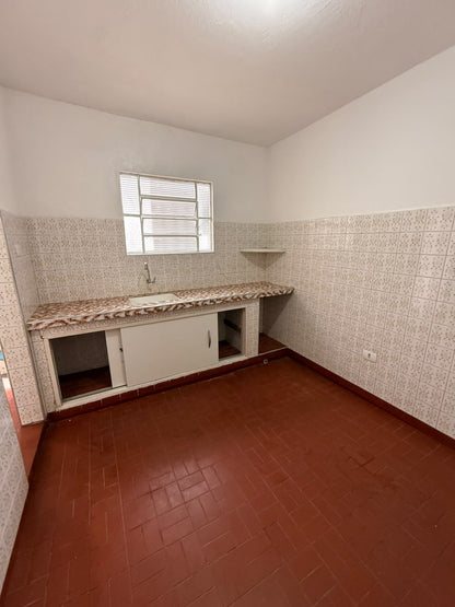 Casa de Fundo para Locação no Centro - 1 Dormitório | Pacote R$ 1.450
